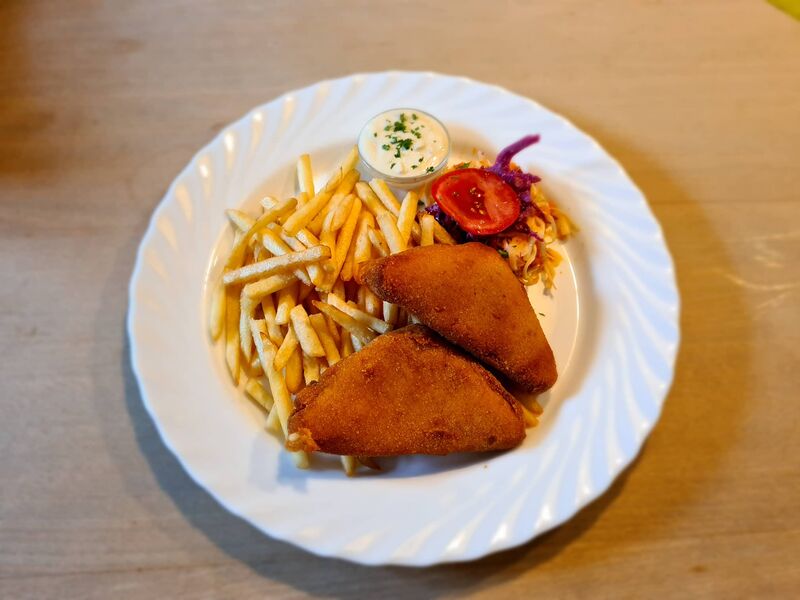 Gebratener Käse mit Pommes frites und Tatarsoße