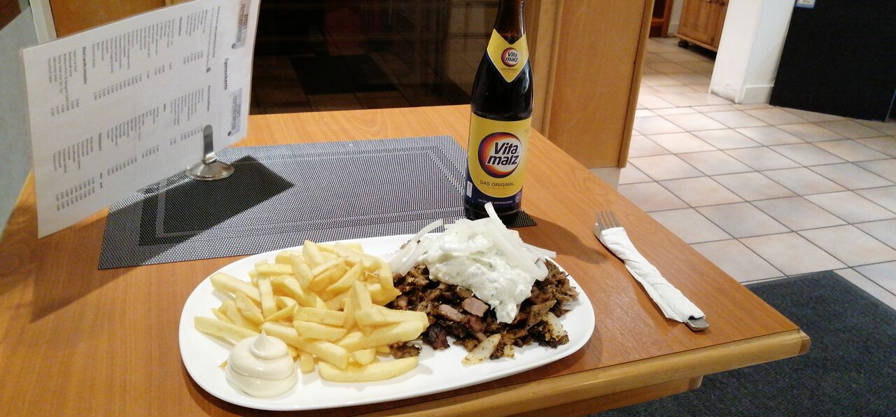 Gyros Teller mit Pommes Zaziki Zwiebeln und einem leckeren Vitamalz