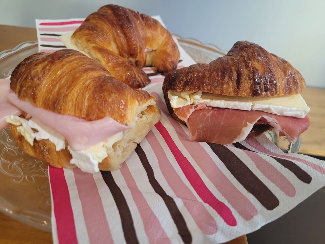 Medialunas con jamón y queso 