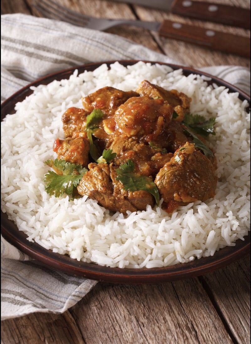 Riz blanc accompagné d’une sauce à la viande