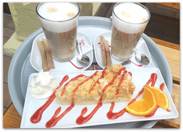 Zapraszamy na pyszną Szarlotkę,
która w towarzystwie kawy smakuje obłędnie :)