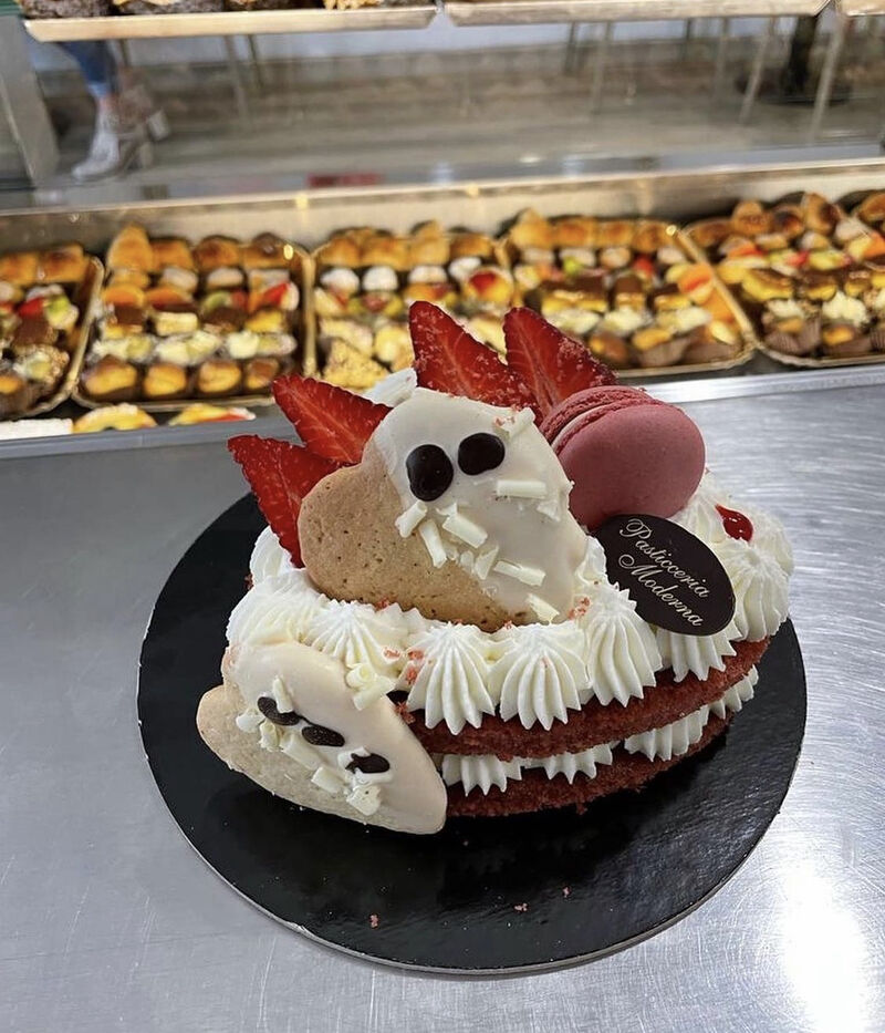 Pan di spagna alla fragola con panna e macarons