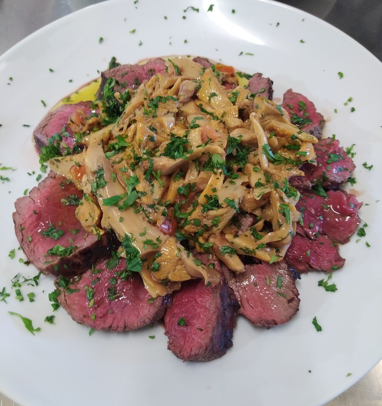 Tagliata di Filetto di Manzo Razza Piemontese con Funghi Galletti