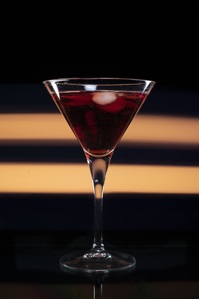 Arnaud Martini
Ingrédients : Gin, martini rouge, crème de cassis
Saveur: Légère amertume
Catégorie : Classique