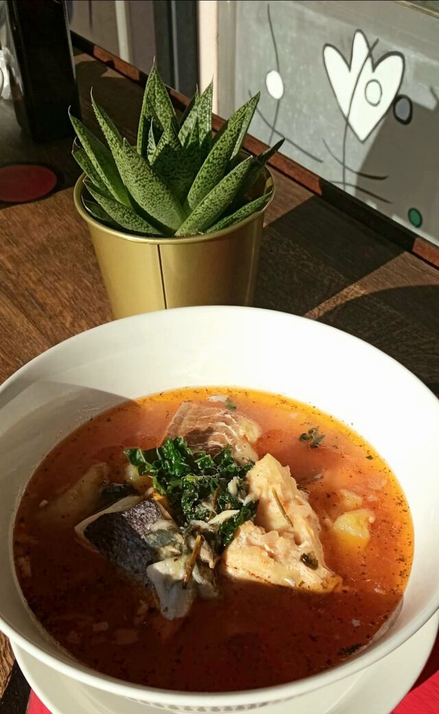 Bijela riba s krumpirom na žlicu.
Dalmatinski luk i češnjak, ljutika, lovor, ružmarin, peršin.