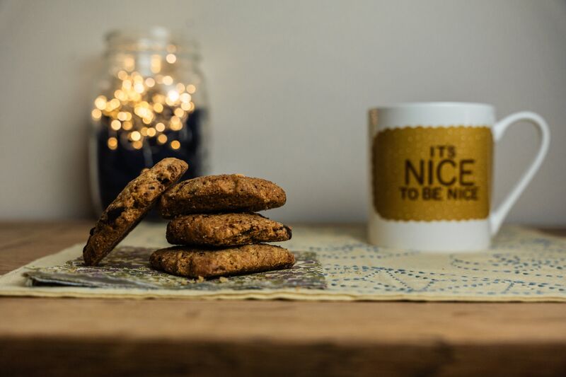 Cookies petit épeautre choco-pralin et chocolat chaud