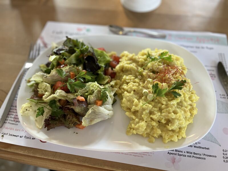 Salat mit Käsespätzle