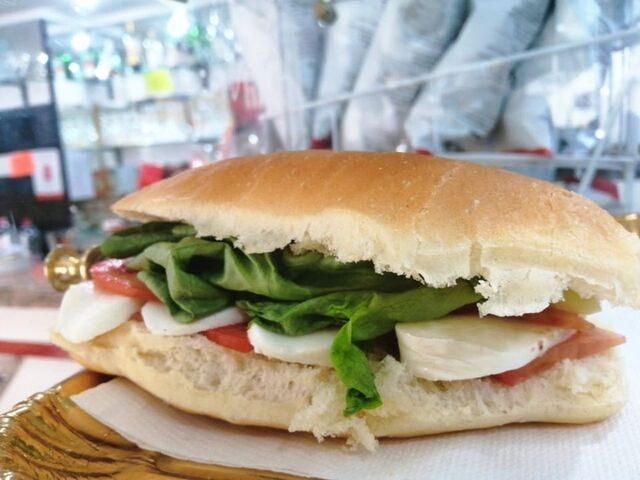 Panino
ingredienti: pomodoro, mozzarella, insalata