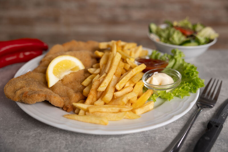 WIENERSCHNITZEL MIT POMMES