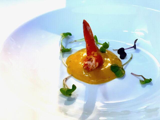 Bisque fresca de bogavante casera acompañada de rouille y tostadade pan