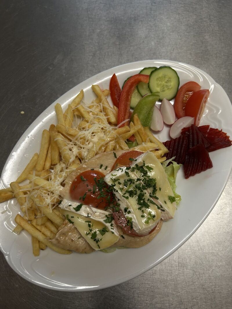 Kuřecí prsa s rajčaty, zapečené hermelínem, zeleninová obloha a hranolky