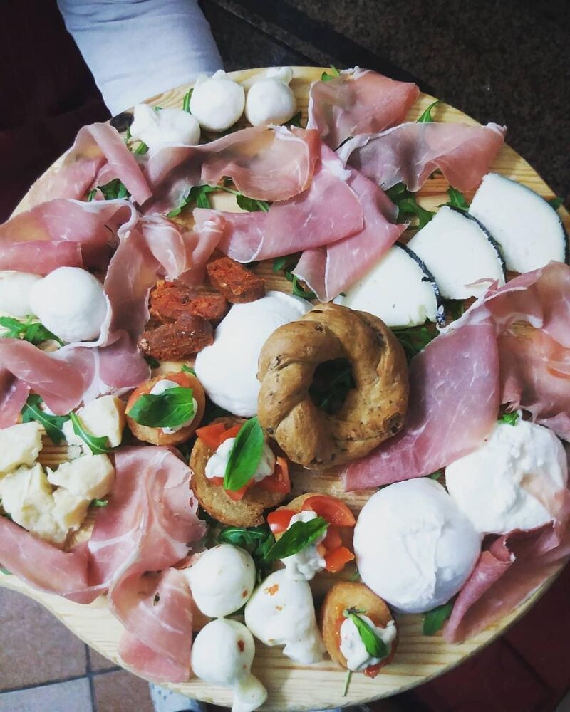 Vorspeisen Teller mit San Daniele Schinken und Mozzarella di bufala
