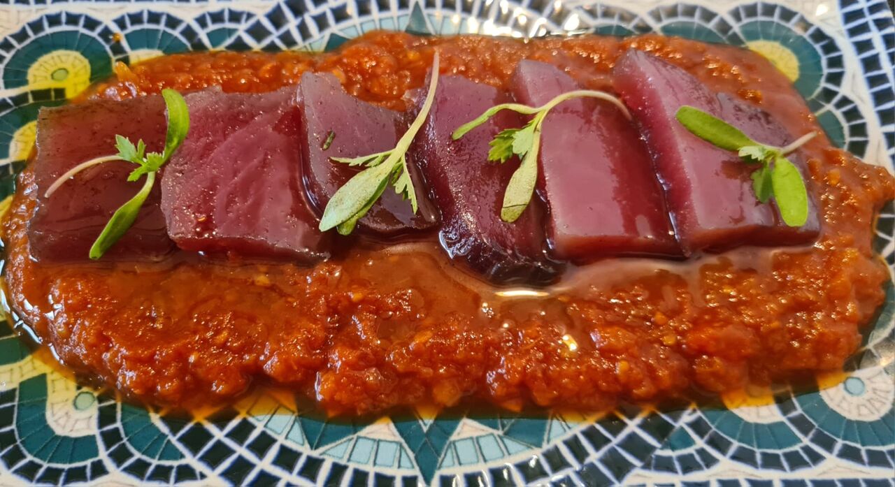 Titaina con atún semiseco en aceite de oliva a las 5 especias chinas