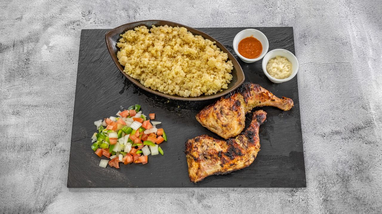 POULET BRAISER ACCOMPAGNER DE SALADE OU ALLOCO OU FRITE FAIT MAISON