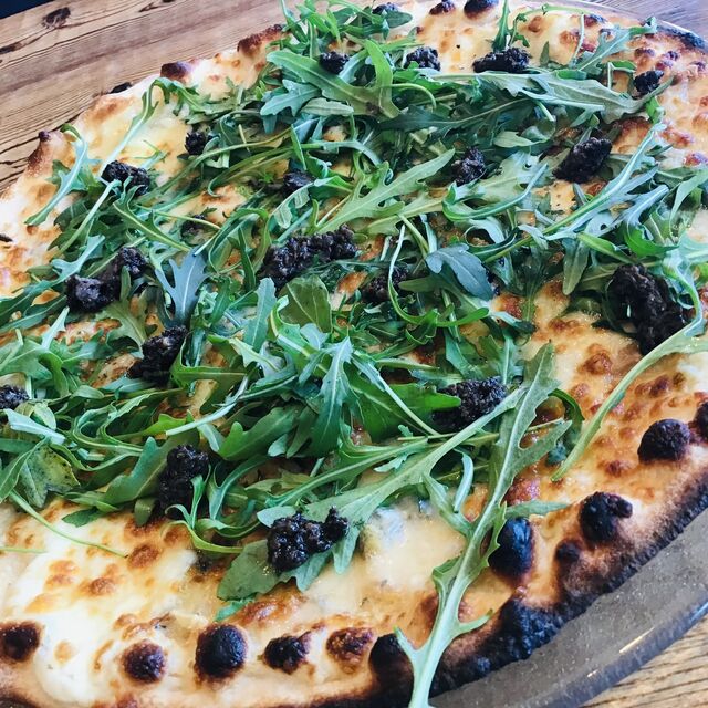 Pizza à la truffe et roquette 