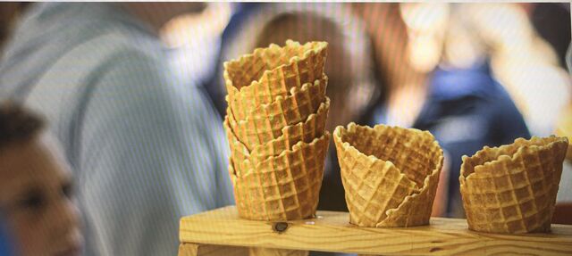 Au choix : Cornet américain (3 boules + chantilly) - Maxi cornet (4 boules + chantilly) - Millénium (5 boules + chantilly)