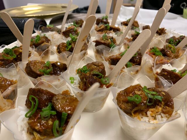  ~Service Traiteur~
Notre traditionnel rougail saucisse servi en verrines pour un cocktail dinatoire