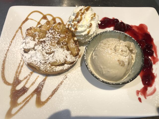 Apfeltarte mit Walnusseis und Sahne 