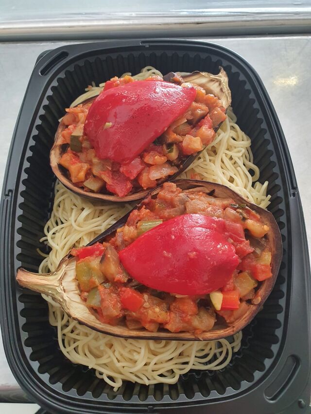 Berenjena rellena de verduras para vegetarianos y veganos