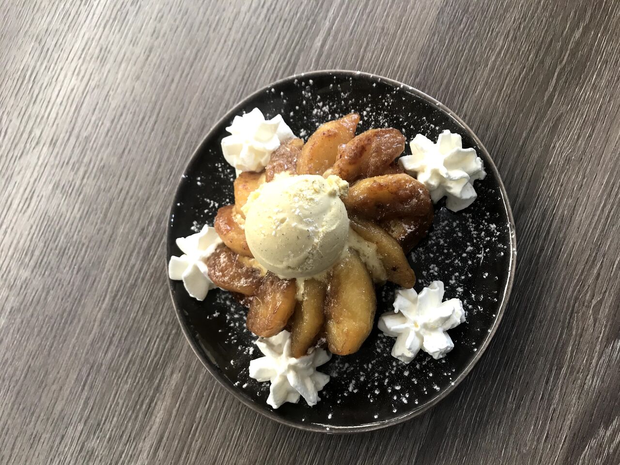 Pommes flambées au Calvados sur son pain brioché, glace vanille artisanale