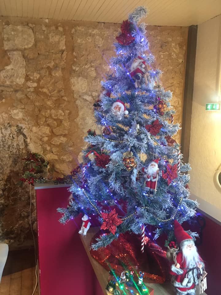 décorations de fin d'année au restaurant l'assiette troglodyte