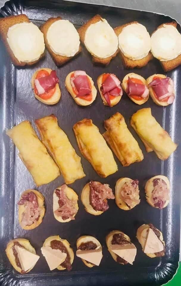 Plateau « Amuse bouche »
~ Pain d’Epice et chèvre chaud
~ Toast crème de poivron et magret fumé 