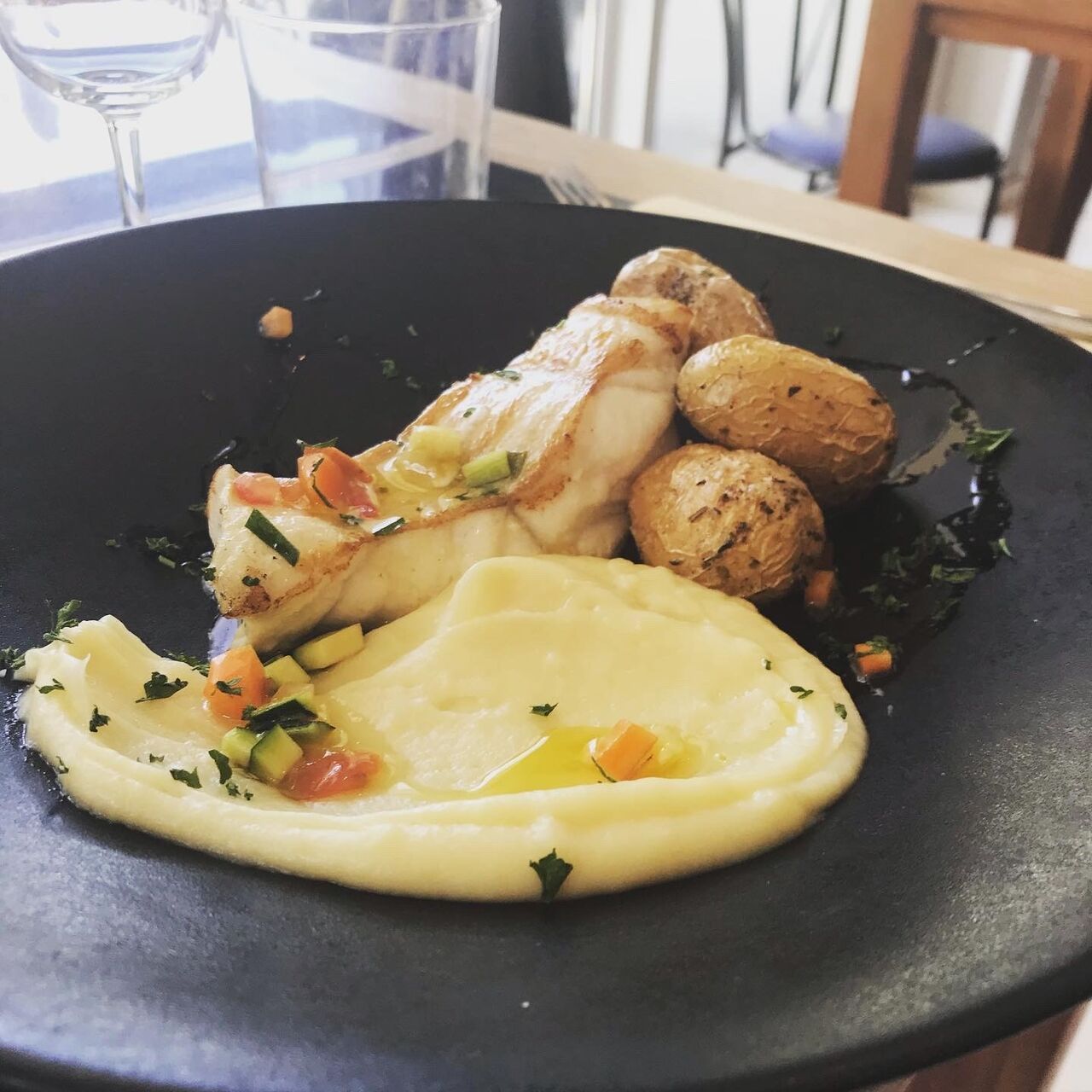 Pavé de brosme, sauce vierge et purée de panais à la vanille