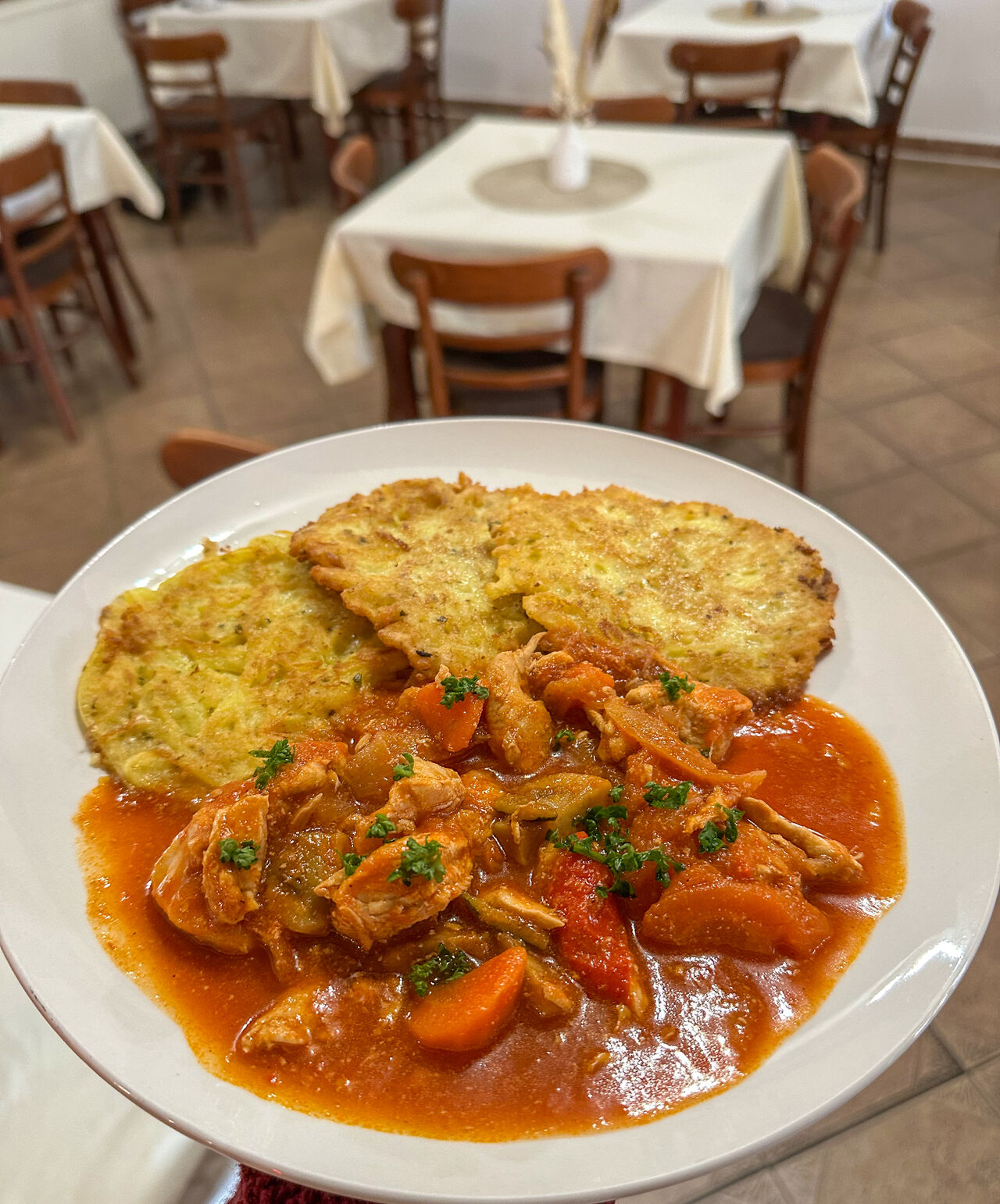 Kuřecí směs s bramboráčky 