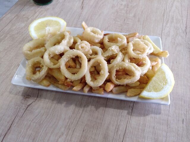 Ración de calamares a la andaluza,con sus correspondientes patatas.