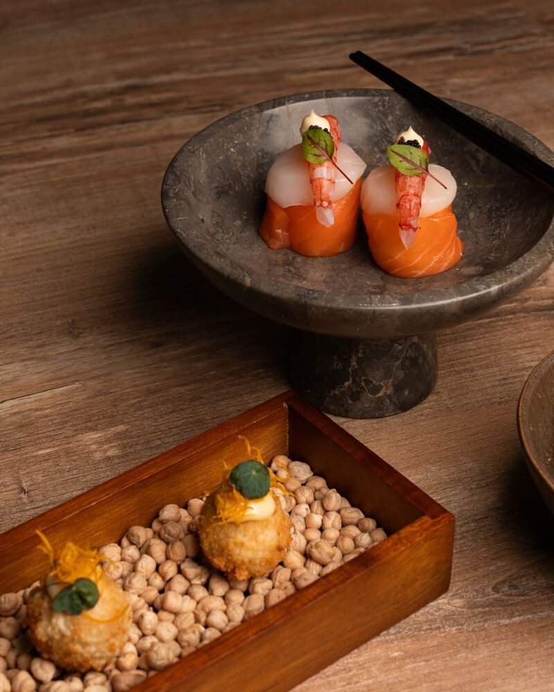 Gunkan con gambero di mazara e capasanta o polpettine di patate e salmone