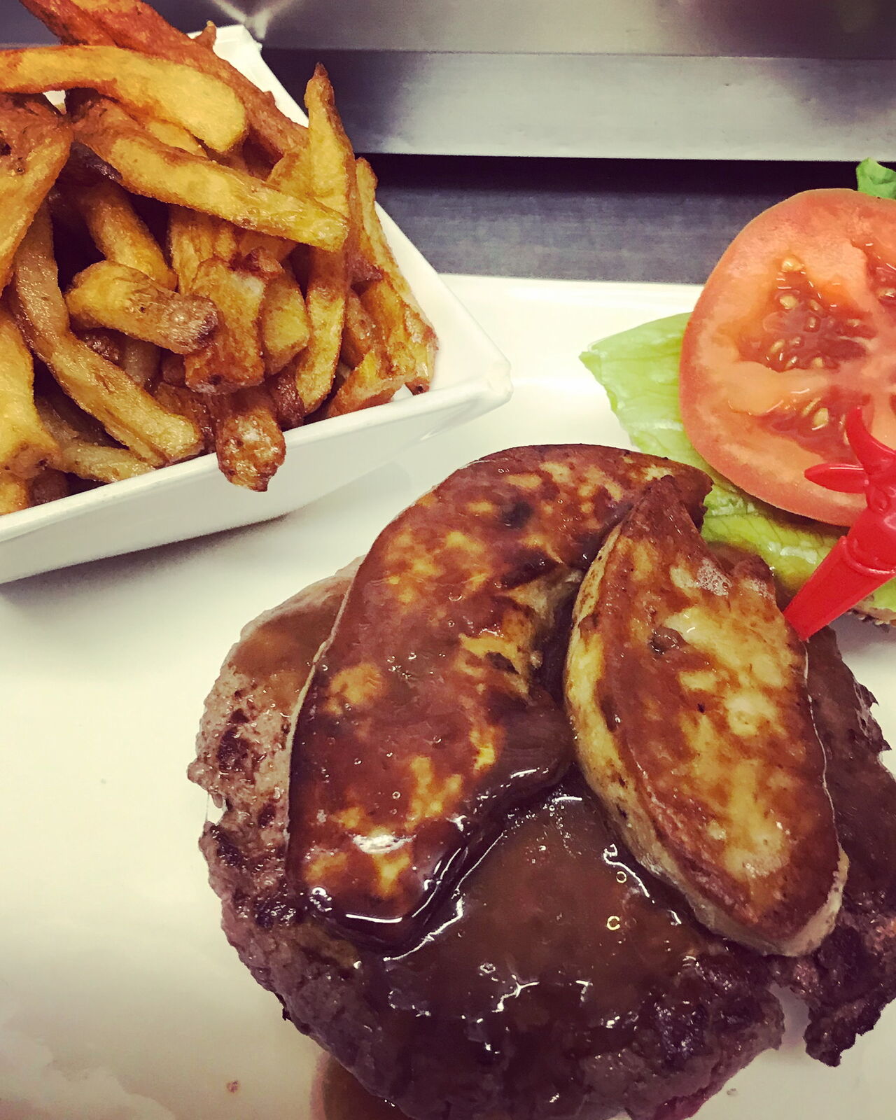 Vous avez dit Gourmet Burger? Essayez notre fameux Las Vegas Burger au steak haché frais de Black Angus et son foie gras poêlé