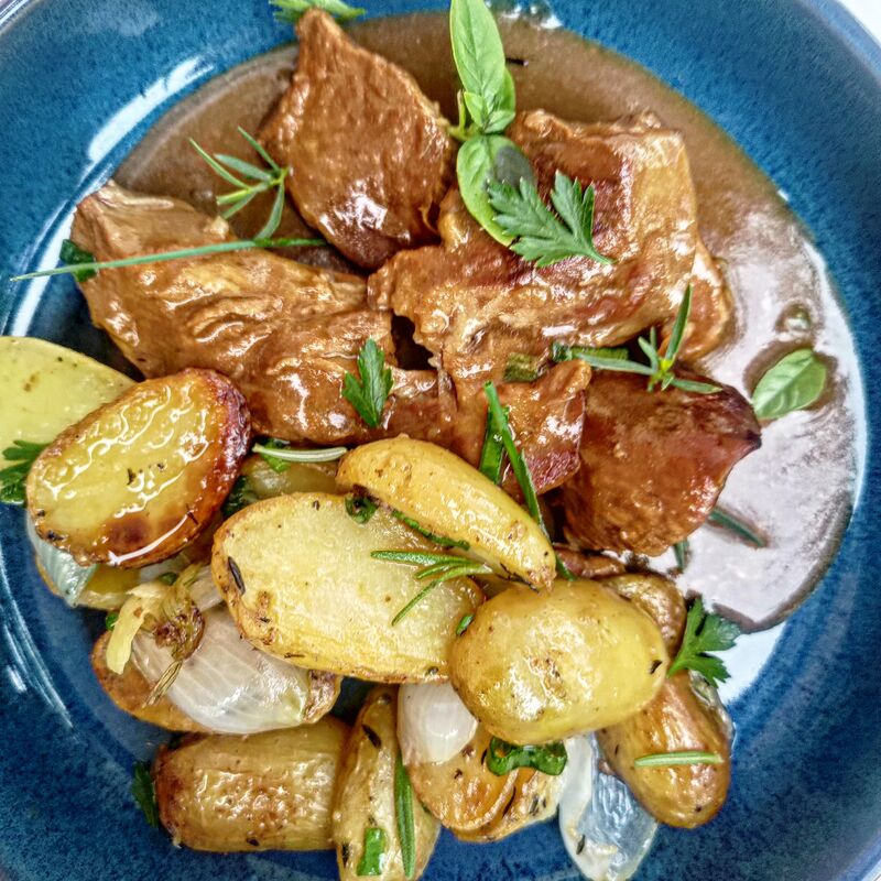 Joue de porc confite dans la bière verte du Mont-Blanc
Grenailles, du jardin, rôties au beurre de la Dent du Chat