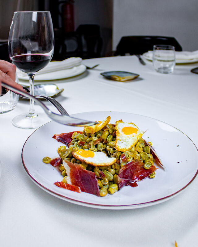 Habitas baby con jamón y huevos de codorniz