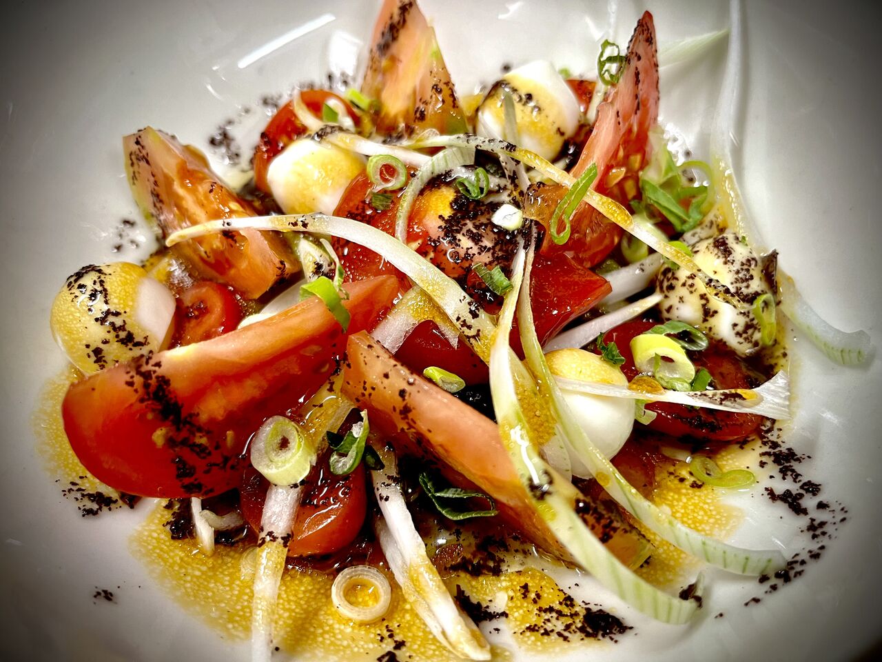 Ensalada de tomates con mozzarella y oliva negra