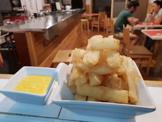 YUQUITAS FRITAS CON HUANCAINA