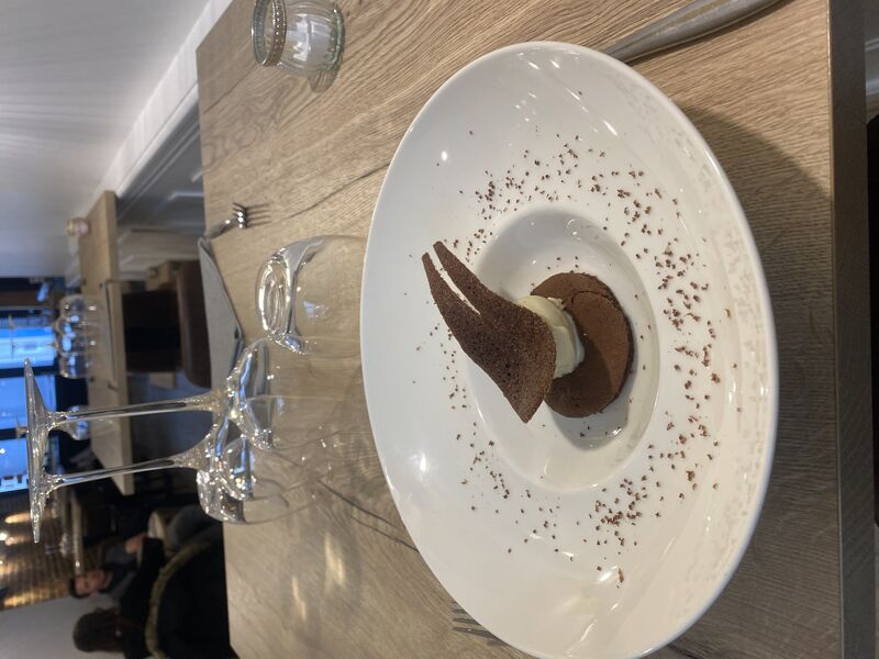 Gâteau au chocolat et sa glace aux anchois