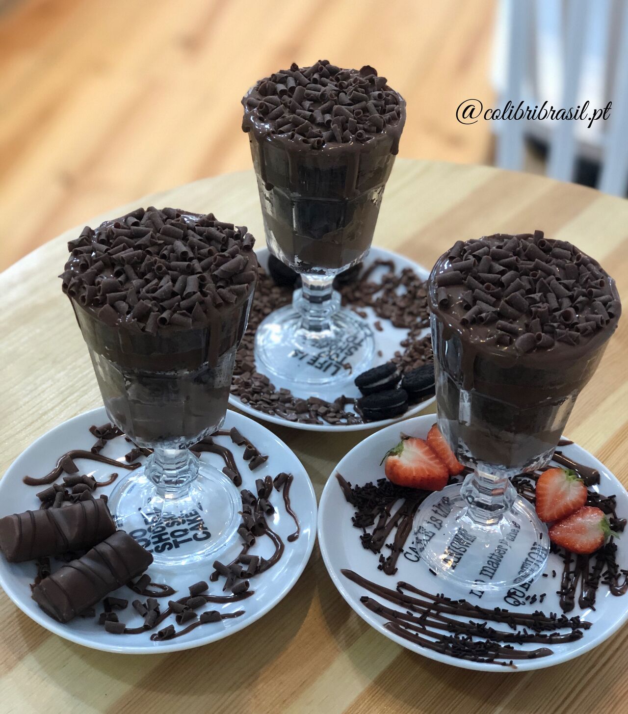 Nossas maravilhosas taças de chocolate e bolo de diversos sabores 