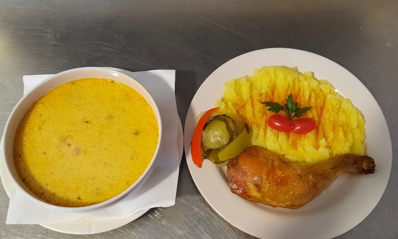 Ciorbă ardelenească și piure cu pulpă de pui