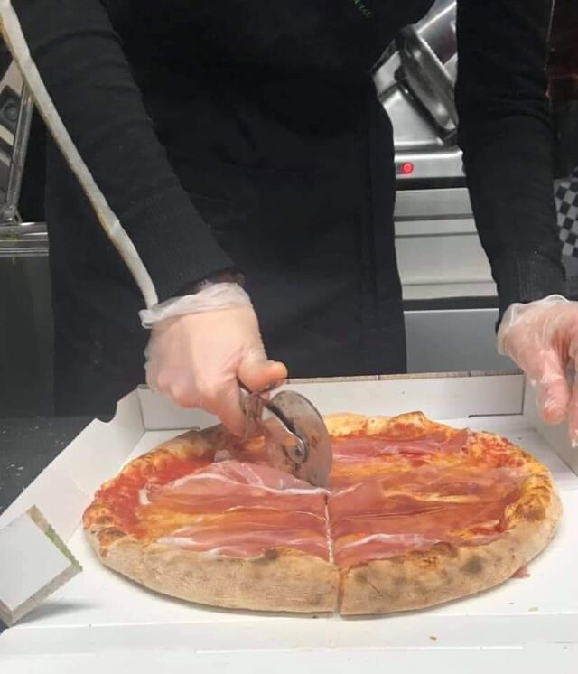 Onze pizza's worden altijd gesneden tenzij anders gewenst natuurlijk.
