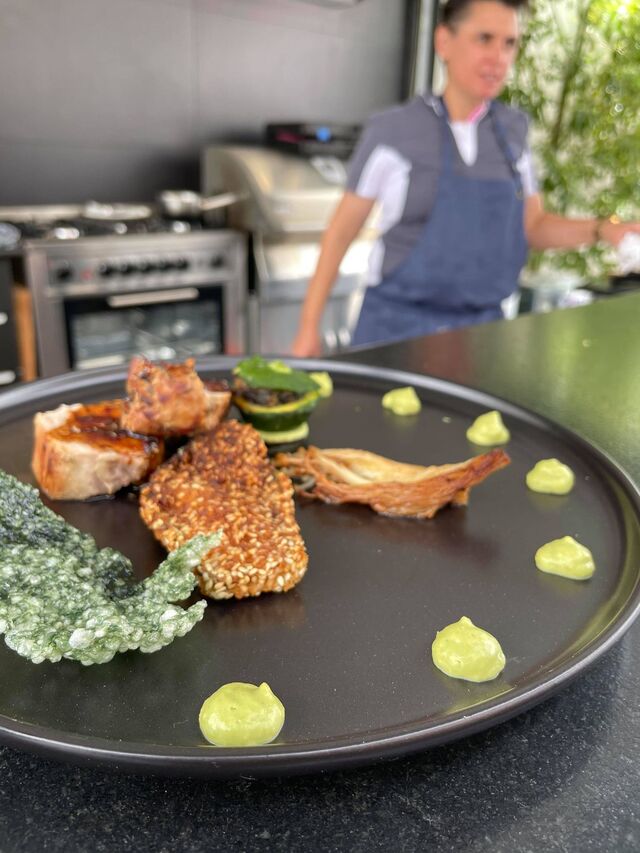 filet mignon de porc sauce miel soja , patisson garni aux champignons et garniture de légumes