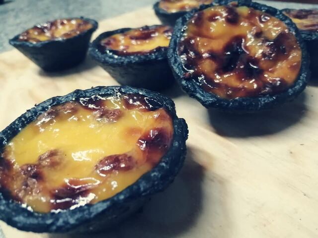 Deliciosos pasteis de nata de massa preta. Só por encomenda e em dias certos. Quantidades mínimas de encomenda: caixa de 6