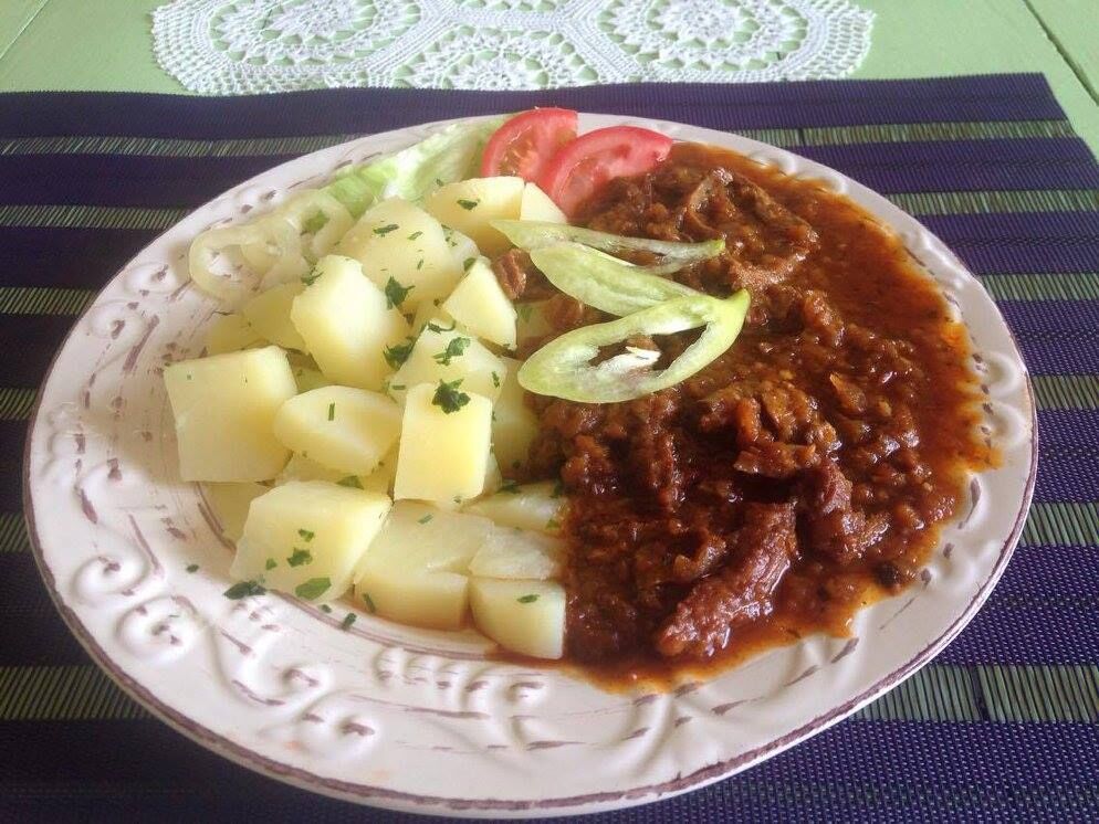 Pacalpörkölt főtt burgonyával