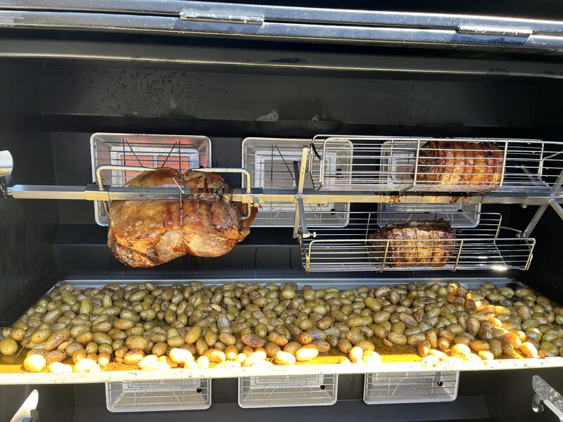 Epaule et poitrine roulée avec pomme de terre grenailles