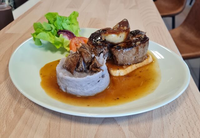 Tournedos Rosini, foie gras poêlé, jus truffé et purée de vitelotte