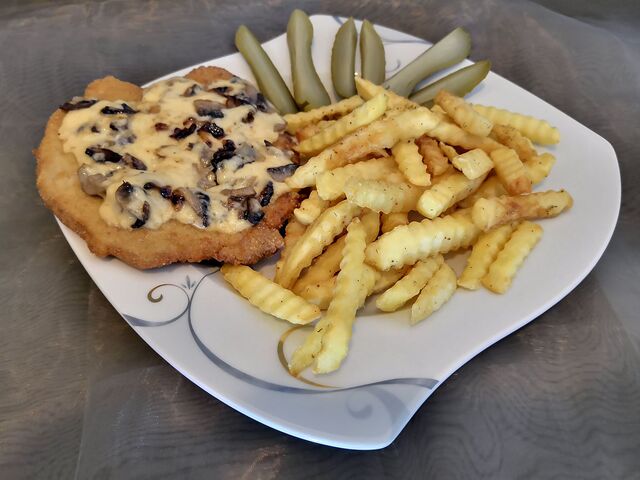 Kotlet schabowy zapiekany serem i pieczarkami