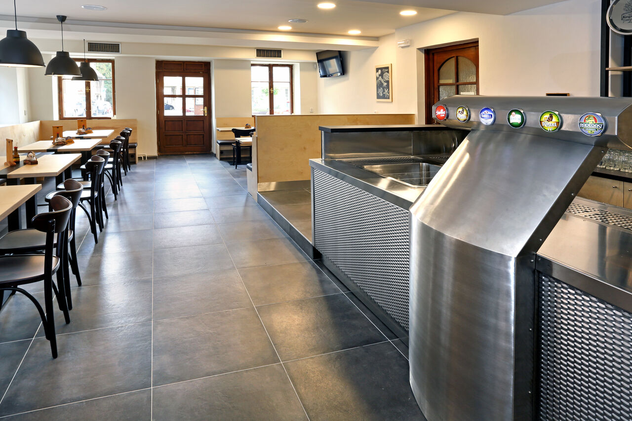 Restaurace Neptun | hlavní část v přízemí