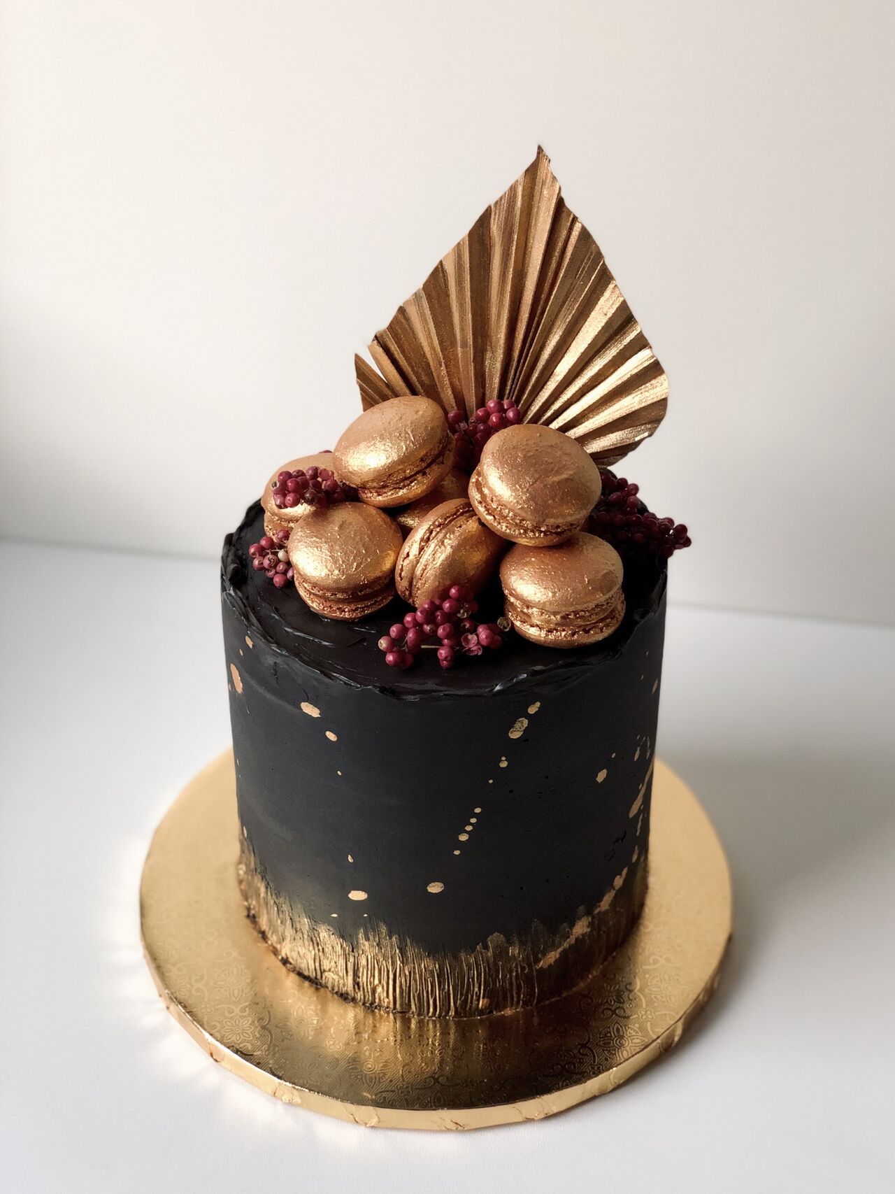 Torty okazjonalne - Black and gold - malowany ręcznie, zdobiony makaronikami