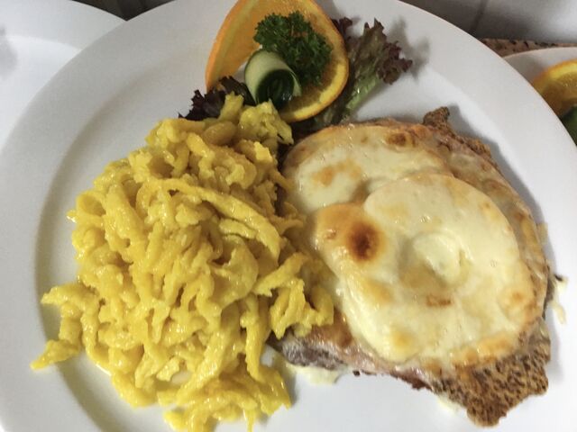 Schnitzel „Hawaii“ mit handgeschabten Spätzle