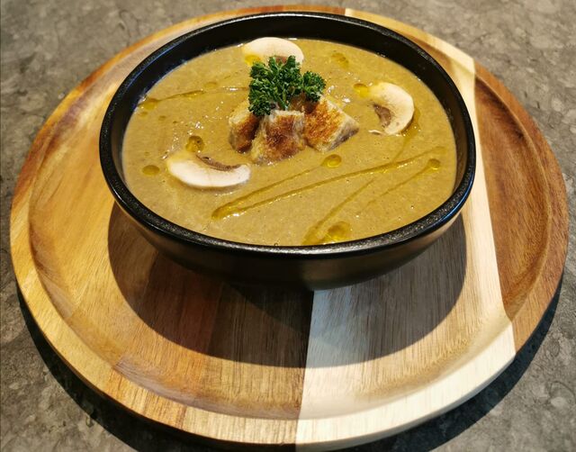 Veloute de champignon agrémenté d'une huile à la truffe. 