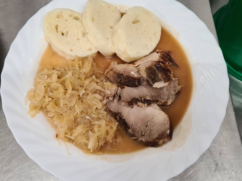 Schweinebraten mit Sauerkraut und böhmischen Knödeln